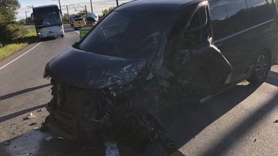 На Львівщині у аварії мікроавтобус перетворився на металобрухт
