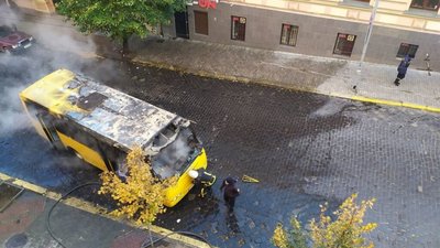 У Чернівцях в центрі міста згоріла маршрутка (ФОТО, ВІДЕО)