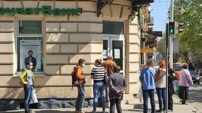 У Львові під час карантину люди масово почали відвідувати банки (ФОТО)