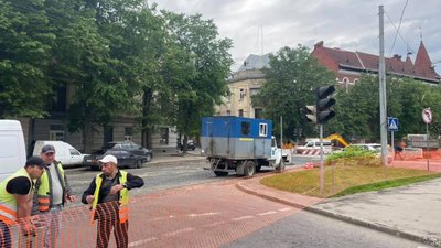 У Львові повністю перекрили рух на вулиці Степана Бандери (ФОТО)