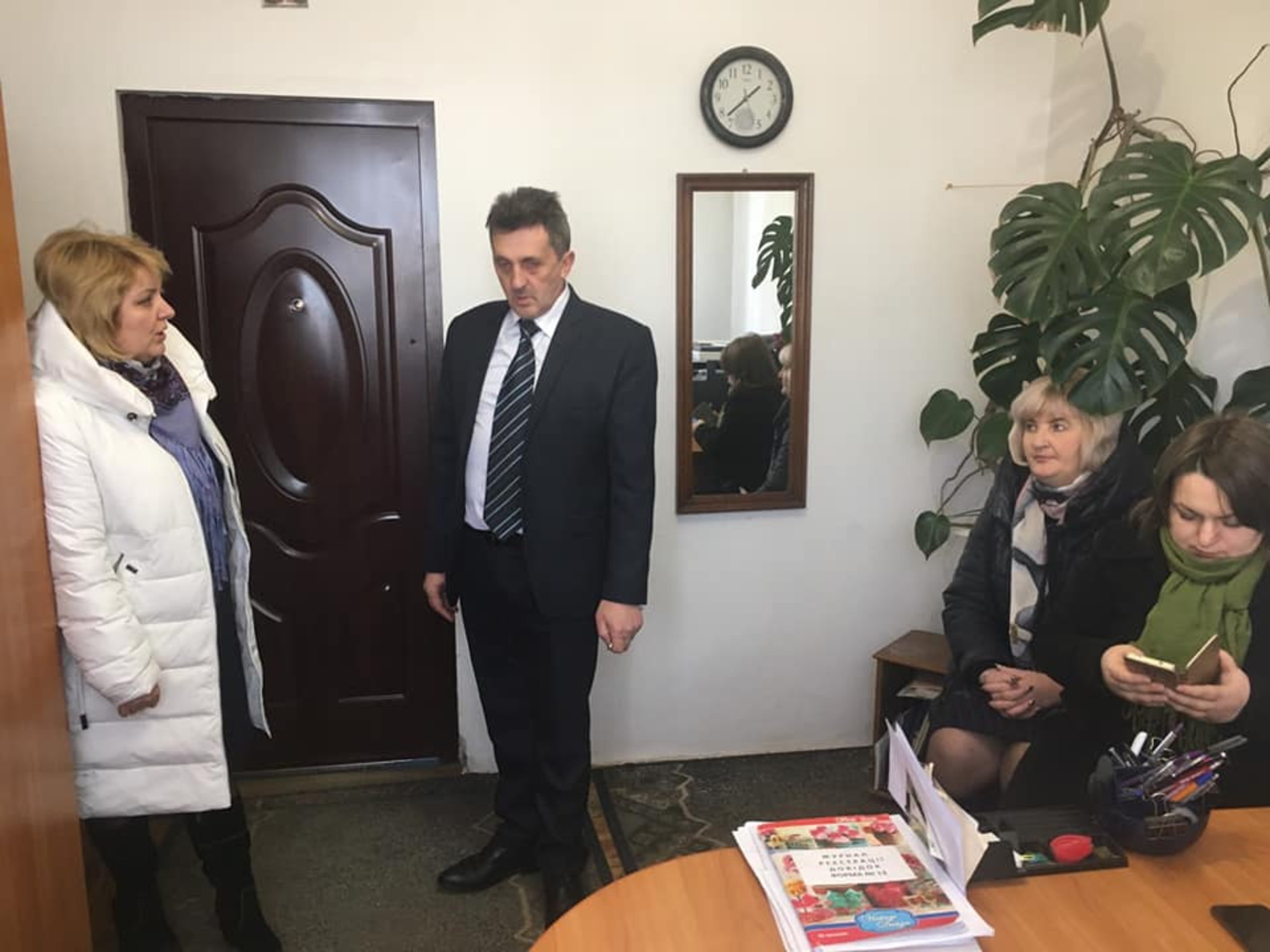 У Шклі місцеві депутати виступили проти недопущення заселення у санаторій громадян, які перебували у Китаї. Фото Надія Козак