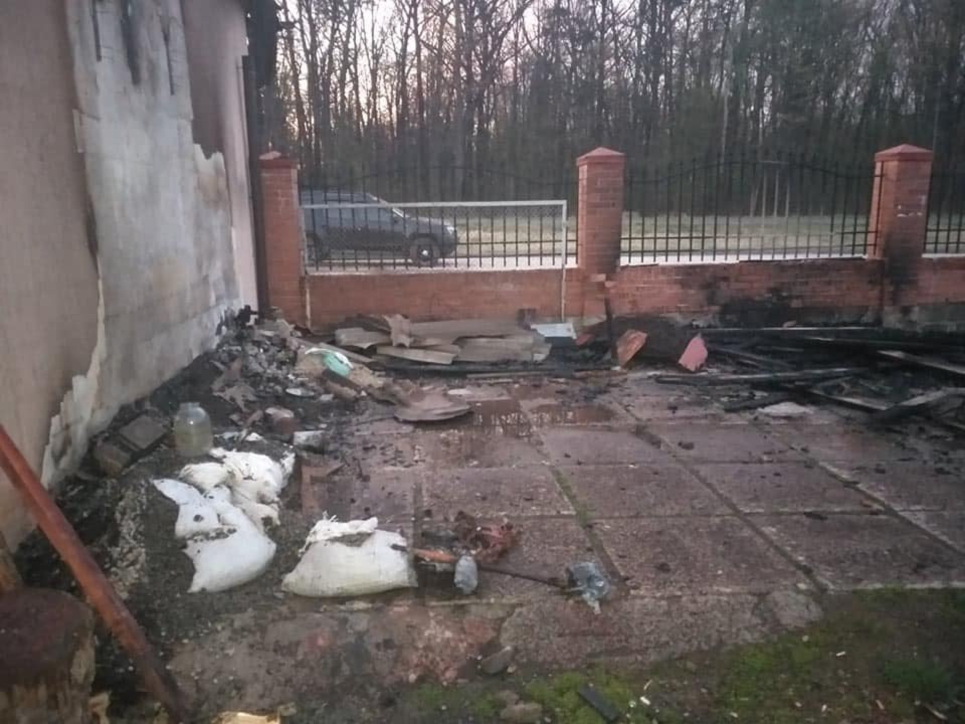 У Червонограді невідомі підпалили кладовище. Фото: Надя Земницька.