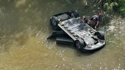 На Львівщині водій вилетів у річку (ФОТО)