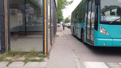 В улюбленому районі Москаленка перехожим заважає скляна конструкція