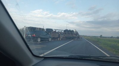 На трасі Жовква - Зіболки перекинулась вантажівка (ВІДЕО)