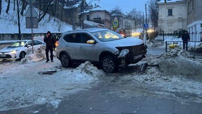 У центрі Львова автомобіль вилетів на тротуар