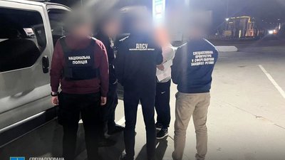 На Львівщині 44-річний чоловік допомагав виїхати за кордон