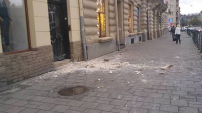У центрі Львова вітром «знесло» фасад будинку