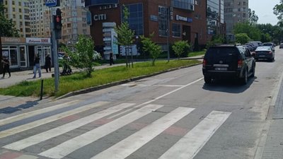 У Львові просять відчистити асфальт від мастила