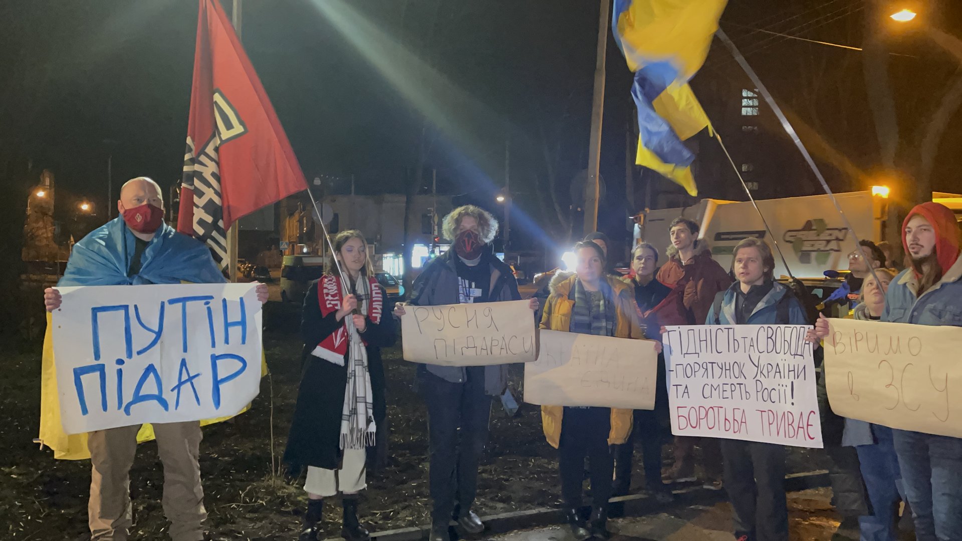 У Львові під стінами Генконсульства РФ виконали Гімн України, фото Четверта студія