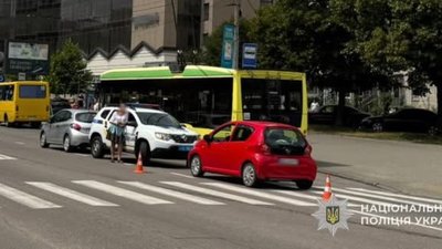 У Львові автомобіль збив пенсіонерку
