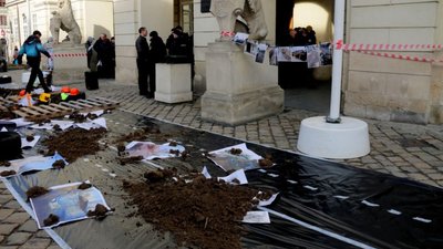 Як перед Ратушею утворилась болотяна дорога із перешкодами (ФОТОРЕПОРТАЖ)