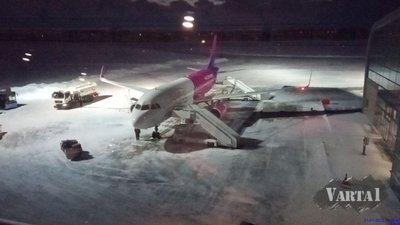 У Львові пілот Wizz Air на чотири години закрився у літаку
