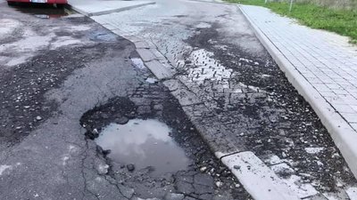 У Львові на зупинці утворилась яма (ФОТО)