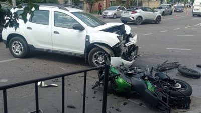 У Львові мотоцикліст не розминувся із автомобілем (ФОТО)