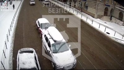 У Львові на слизькій бруківці не розминулись автомобілі (ВІДЕО)