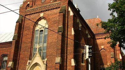 У Львові пластиковими вікнами спотворили історичну будівлю монастиря (ФОТО)