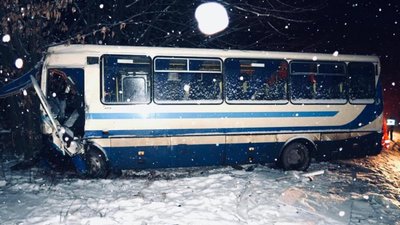 На Івано-Франківщині автобус потрапив у ДТП (ФОТО)