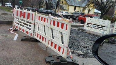 У Львові комунальники три тижні не можуть відремонтувати клаптик дороги (ФОТО)