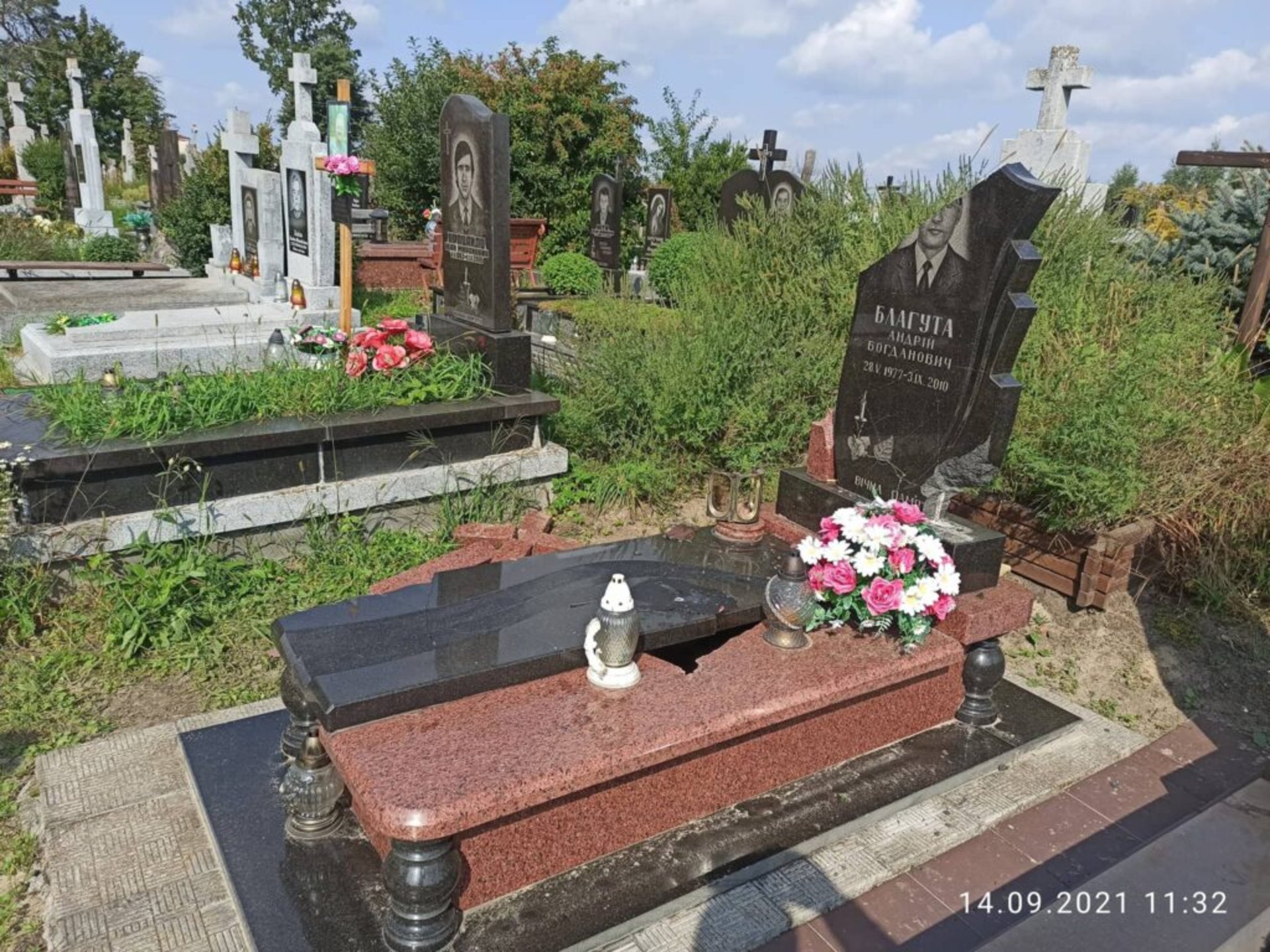 У Жовкві на цвинтарі вандали зруйнували надгробок, фото Ігор Муравський