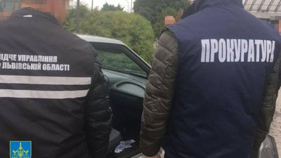 У Львові за перетин кордону платили 8000 доларів США