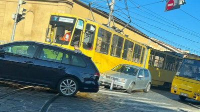 У центрі Львова автомобіль не розминувся із трамваєм (ФОТО)