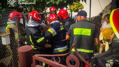 Біля Львова жінка впала у п’ятиметрову криницю (ФОТО)