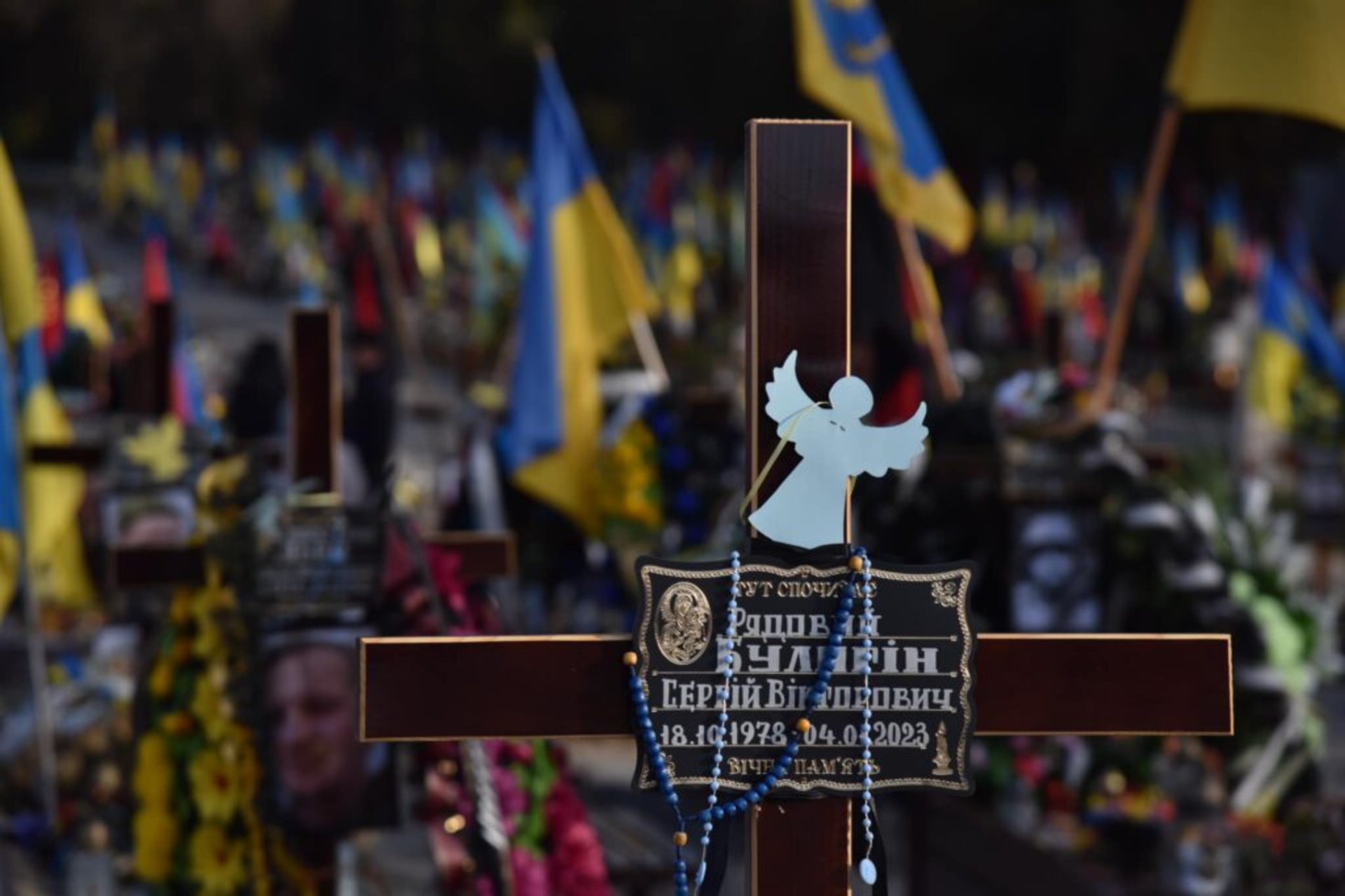 У Львові на могилах українських Героїв розвісили понад 400 ангеликів