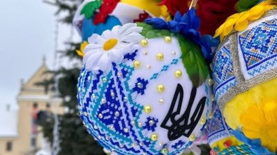 На Львівщині невідомі вкрали з головної різдвяної красуні іграшки