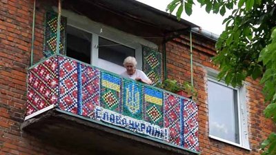 У Червонограді жінка оздобила балкон квартири патріотичним орнаментом з пластикових кришечок