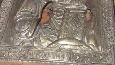 У Бахмуті львівські воїни врятували з-під завалів багатоповерхівки давні ікони