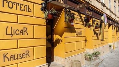 У Львові роми оселилися в готелі у центрі міста (ФОТО, ВІДЕО)