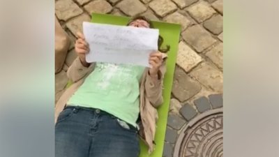 У Львові під вікнами Садового лежача жінка вимагала скасувати карантин (ВІДЕО)
