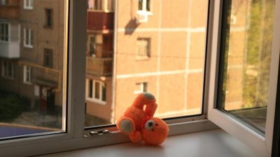 У Львові дворічна дівчинка випала з вікна четвертого поверху
