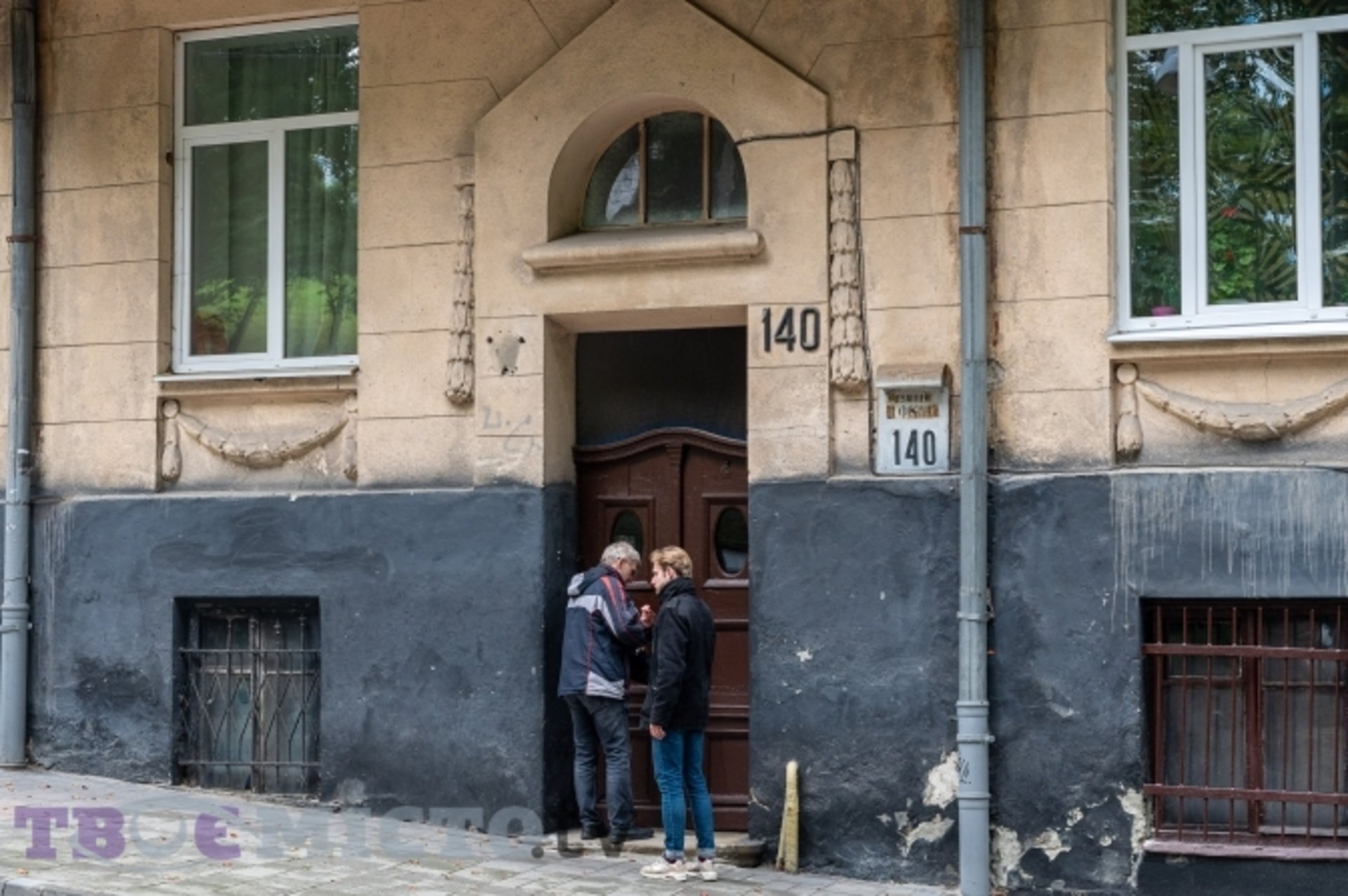 У центрі Львова руйнується фасад сторічного будинку