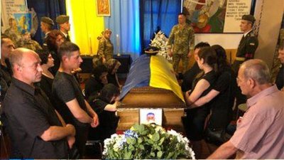 На Львівщині прощаються із військовими вертолітниками