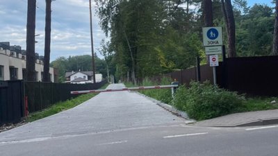 У елітному селищі біля Львова перекрили вулицю