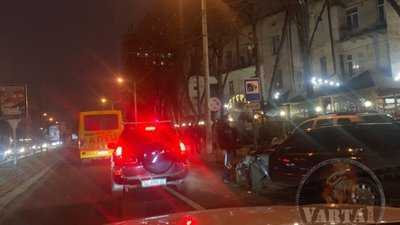 Вулиця Чорновола у Львові погрузла у тягнучках (ФОТО, ВІДЕО)