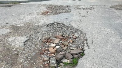 У Львові на дорозі утворились величезні ями (ФОТО)