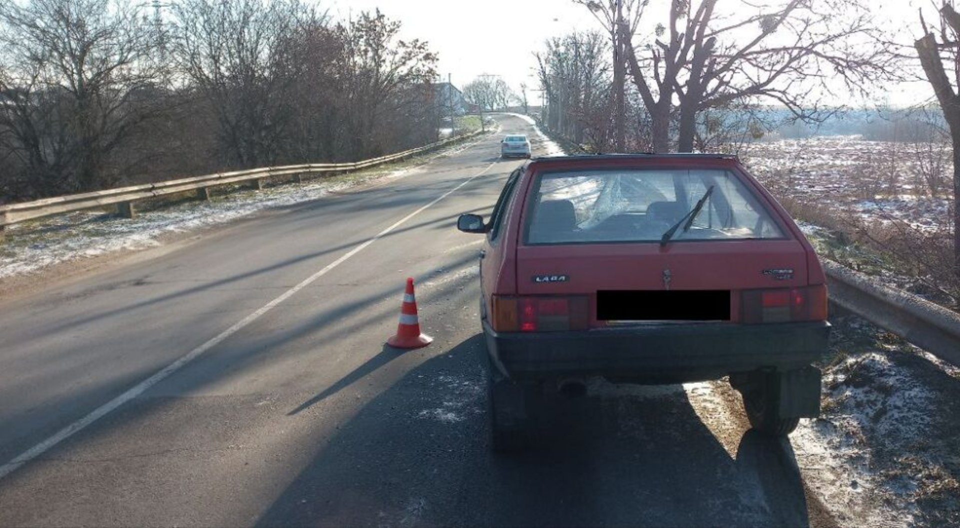 У Рівному з вантажівки впала брила льоду на авто