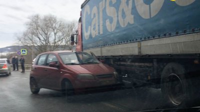 На Золочівщині легковик в’їхав у вантажівку (ВІДЕО)