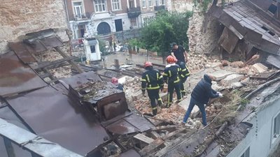 У центрі Львова ліквідовують обвал стіни будинку (ФОТО)