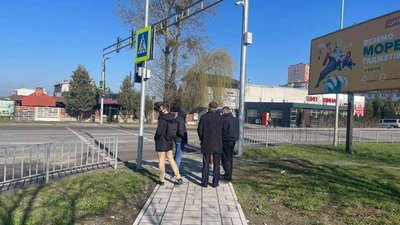 На вулиці Кульпарківській зустрічні смуги розмежують стовпцями