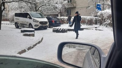 У Львові просять прибрати незаконне перекриття дороги (ФОТО)