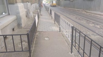Загін для скота або урбанізм Садового: у центрі Львова для пішоходів обгородили тротуар (ФОТО)