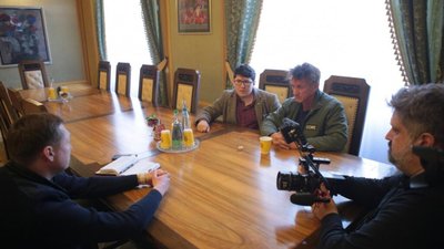 Благодійна організація актора Шона Пенна буде допомагати українським переселенцям на Львівщині