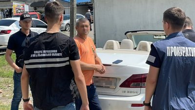 Переправляли за кордон військовозобов’язаних чоловіків: правоохоронці Львівщини викрили організовану злочинну групу