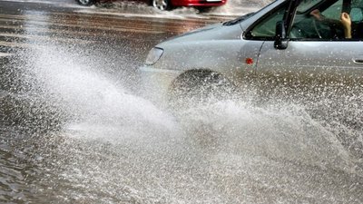 У Львові одну з вулиць заливає вода з каналізації