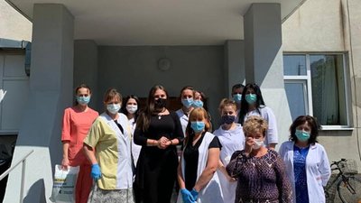 Медикам Жовківського району передали пульсоксиметри та медичні костюми (ФОТО)