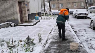 У Львові сніг чистили тисячу двірників